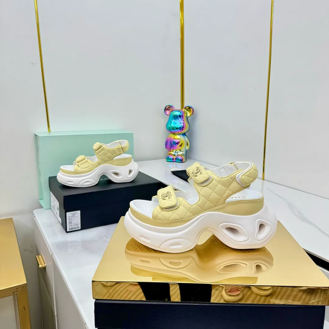 👟👟Ex-factory price 680👟👟 Top version... Chanel｜Chanel Xiaoxiang Velcro Beach Slippers Slippers Casual Beach Shoes 25ss Spring and Summer New Style! Beach shoes are a hit all over the internet! The latest model from the counter, I am still willing to buy it on my feet. It must be ranked among the most popular models. It is invincible in all seasons. Various bloggers and Internet celebrities can see the matching styles. Highly recommended. Pearlescent sheepskin upper, sheepskin lining, suede for feet. Original open-molded TPU outsole size: 35-40 (customized for 40 and 41). Full set of original packaging 👉 👉 👉 👉 👉